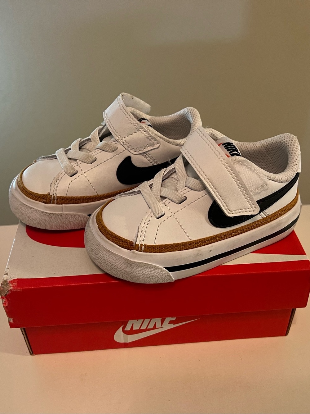 NIKE COURT LEGACY (TDV)
WHITE/BLACK-DESERT OCHRE
BLANC/OCRE DU DESERT/NOIR
5c